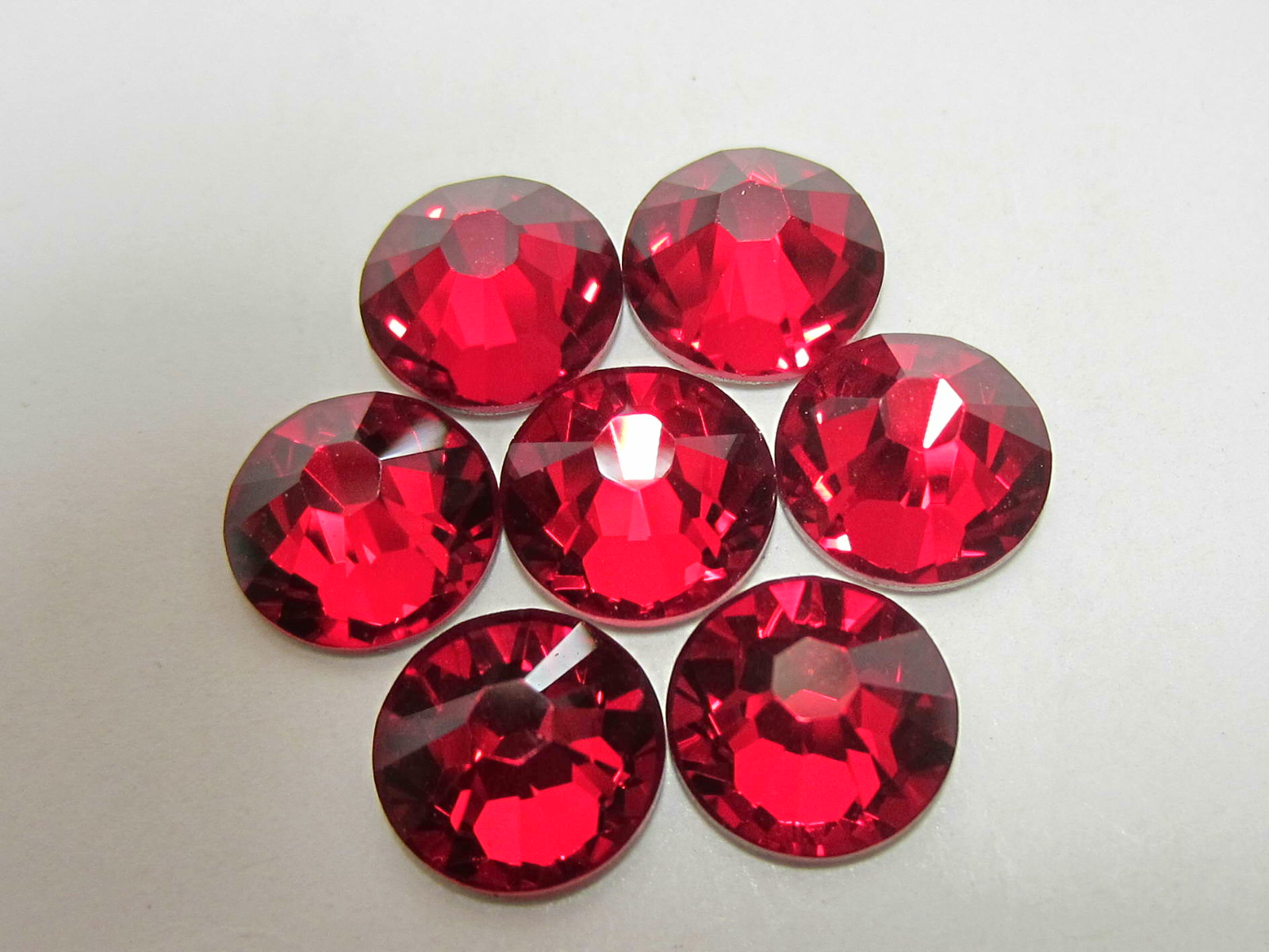 18 pcs. 34ss SIAM (maxima) FLATBACK PRECIOSA Rhinestones